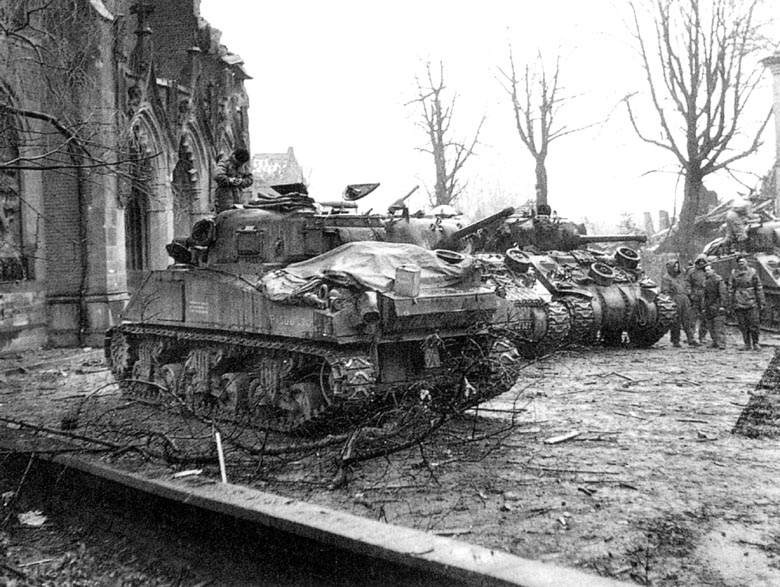 Britische Panzer vor Antoniuskirche