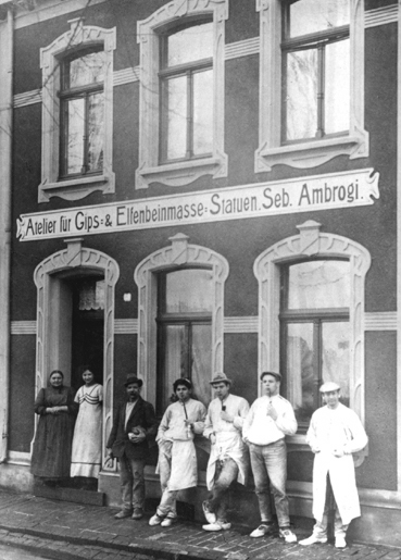 Foto zeigt die Ambrogi-Mitarbeiter vor dem Ambrogi-Haus