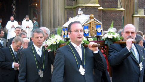 Foto zeigt Brudermeister beim Tragen des Schreins