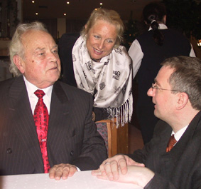 Foto zeigt Helmut E:sters mit seiner Frau Monika und Kevelaers Bürgermeister Dr. Axel Stibi