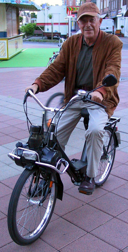 Foto zeigt Peter Hohl auf Velosolex