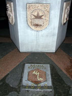 Foto zeigt Fuß der Marienstele mit dem eingearbeiteten Logo der Bewegung Maria Kevelaer 2000
