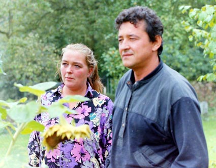 Foto zeigt Angela und Jose Biljanovski in ihrem Garten in Kevelaer