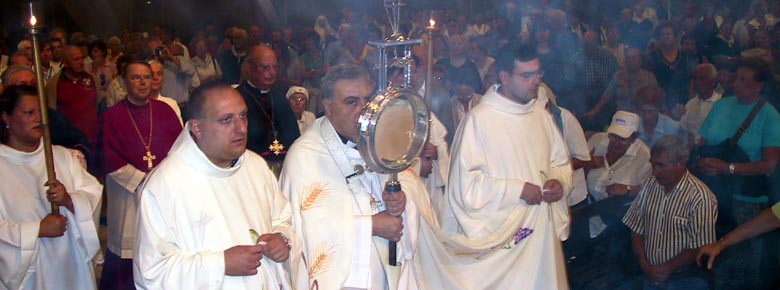 Einzug in die Basilika
