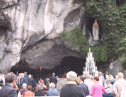 Foto zeigt Erscheinungsgrotte in Lourdes