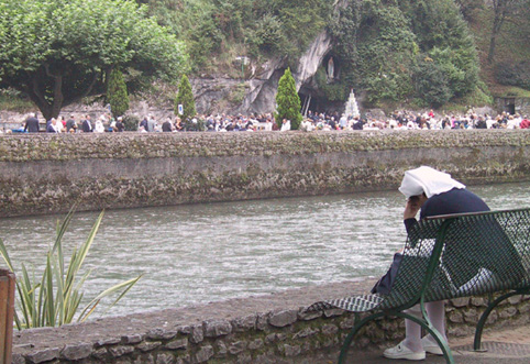 Foto zeigt Grotte in Lourdes