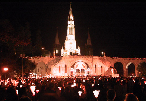 Foto zeigt Lichterprozession in Lourdes